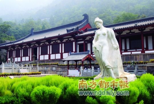 华清池景区内的杨贵妃汉白玉雕像。