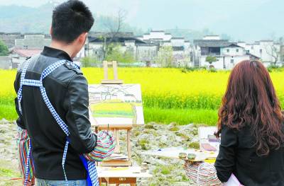 婺源沱川乡的田园风光吸引了来自各地的美术系学生。