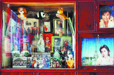 庆源村小桃源农家院的五斗柜里摆着相片、各个年代的工艺品，讲述着一家人的幸福。
