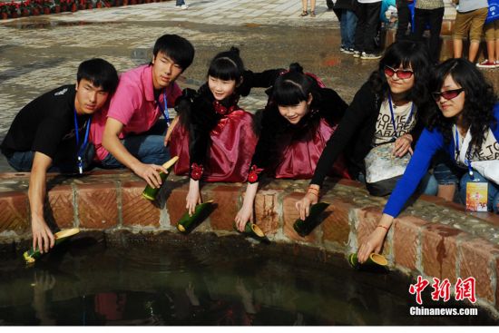 海内外双胞胎齐聚云南墨江共饮双胞胎井水(组