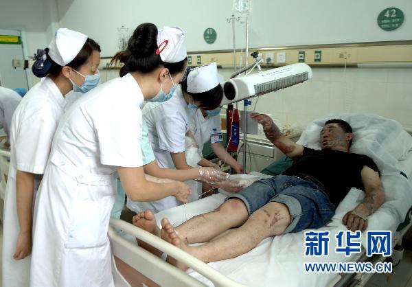 记者从信阳市中心医院了解到,22日凌晨发生的客车起火事故,高清图片