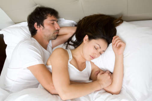 揭秘女人为什么爱背对男人睡觉