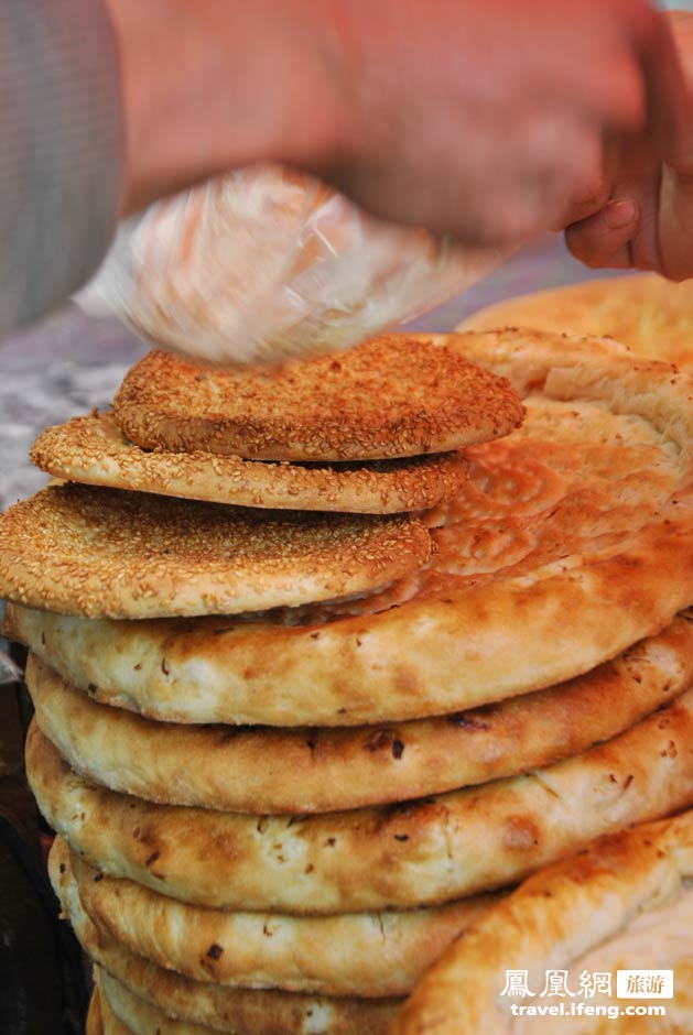 高清:新疆饮食一大怪 吃的烤馕像锅盖