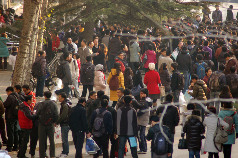 2012年国家公务员考试现场图片:图为北京某考点外密密麻麻的待考人群.