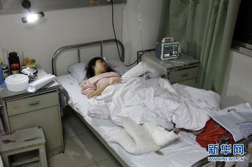 因车祸受伤的女孩巩梦露躺在病床上(10月19日摄)
