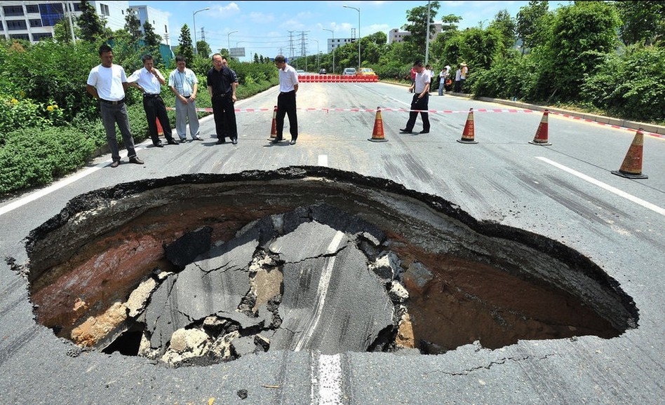 深圳道路塌陷出现近20平方米大坑