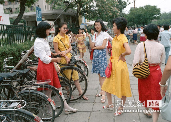 2000年人们的穿衣风格图片