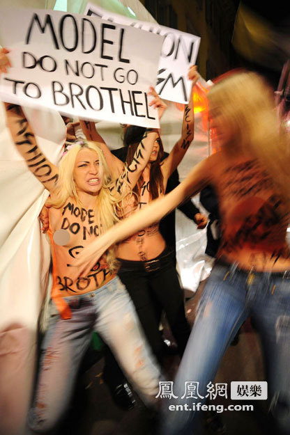 裸女大闹秀场 引来警察暴力管制