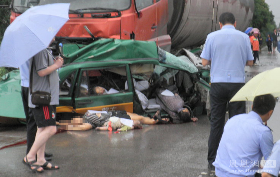 遠離大貨車一家七口共乘一輛出租車路遇車禍8人全部遇難