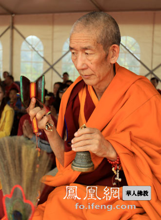 三大语系之藏传教高僧 青海塔尔寺住持宗康仁波切诵经祈福(图片来源