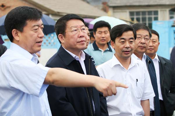 辽宁省常务副省长许卫国(左二)在抚顺市视察农村环境连片整治情况.
